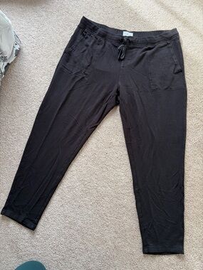 🤍 LOU & GREY - Large Black Joggers